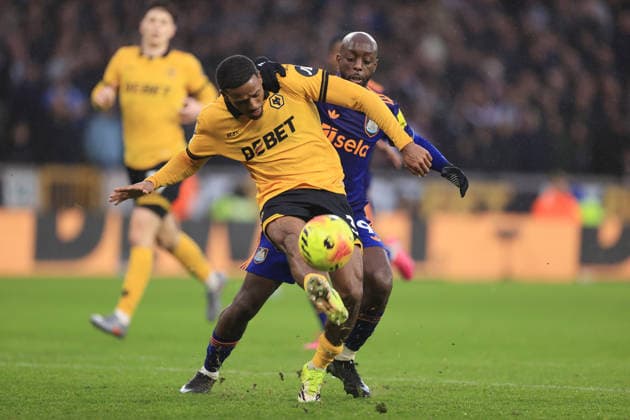 Fußball Premier League Wolverhampton Wanderers gegen Newcastle United 18. Januar 2026 Premier League Wolverhampton Wanderers gegen Newcastle United Jackson Tchatchoua von Wolverhampton Wanderers im Zweikampf mit Yoane Wissa von Newcastle United Foto Simon Stacpoole Abseits Wolverhampton UK  Copyright: xSimonxStacpoolexOffside