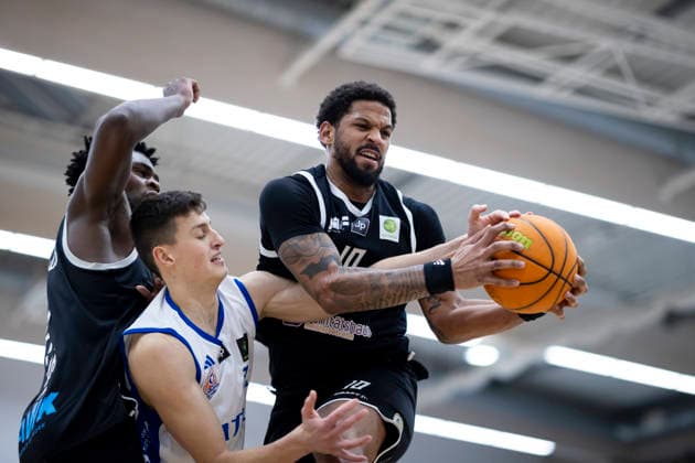BARMER 2 Basketball Bundesliga ProB Süd CATL Basketball Löwen vs SV Fellbach Flashers Erfurt 18 01 2026 Friedrich Radefeld 13 CATL Basketball Löwen vs Brian Butler 10 SV Fellbach Flashers right and Nelson Okafor 21 SV Fellbach Flashers left BARMER 2 Basketball Bundesliga ProB Süd CATL Basketball Löwen vs SV Fellbach Flashers Riethsporthalle Erfurt 18 01 2026 Copyright: xBEAUTIFULxSPORTS Duehringx