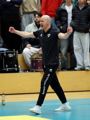18 01 2026, Germany, Ludwigsburg, Volleyball Barock Volleys Ludwigsburg vs Baden Volleys SSC Karlsruhe, Coach Mattila Hasse LB cheers and clenches his fists
