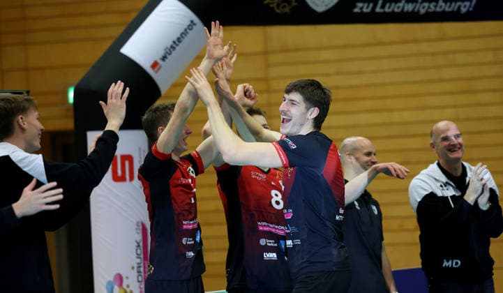 18 01 2026, Germany, Ludwigsburg, Volleyball Barock Volleys Ludwigsburg vs Baden Volleys SSC Karlsruhe, Jan Huber LB, right, is happy about the award for best player of the match