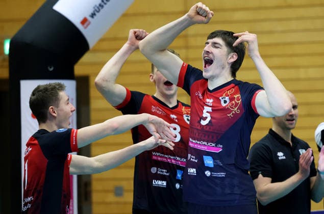 18 01 2026, Germany, Ludwigsburg, Volleyball Barock Volleys Ludwigsburg vs Baden Volleys SSC Karlsruhe, Jan Huber LB, right, is happy about the award for best player of the match