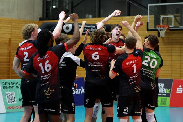 18 01 2026, Germany, Ludwigsburg, Volleyball Barock Volleys Ludwigsburg vs Baden Volleys SSC Karlsruhe, Ludwigsburg cheers, Jan Huber LB, center