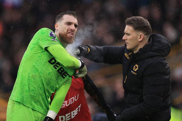 Fußball Premier League Wolverhampton Wanderers v Newcastle United 18. Januar 2026 Premier League Wolverhampton Wanderers v Newcastle United Wolverhampton Wanderers Torhüter Jose Sa bekommt etwas Spray auf die Schulter gesprüht Foto Simon Stacpoole Abseits Wolverhampton UK  Copyright: xSimonxStacpoolexOffside