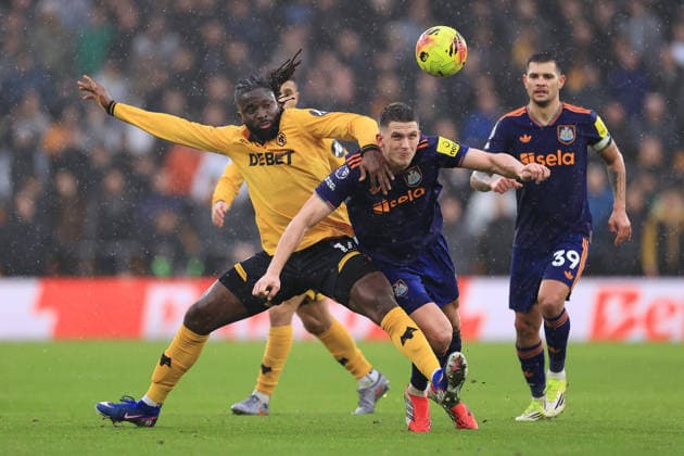 Fußball Premier League Wolverhampton Wanderers gegen Newcastle United 18. Januar 2026 Premier League Wolverhampton Wanderers gegen Newcastle United Tolu Arokodare von Wolverhampton Wanderers kämpft mit Sven Botman von Newcastle United Foto Simon Stacpoole Abseits Wolverhampton UK  Copyright: xSimonxStacpoolexOffside