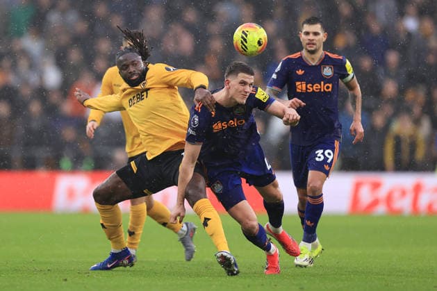 Fußball Premier League Wolverhampton Wanderers gegen Newcastle United 18. Januar 2026 Premier League Wolverhampton Wanderers gegen Newcastle United Tolu Arokodare von Wolverhampton Wanderers kämpft mit Sven Botman von Newcastle United Foto Simon Stacpoole Abseits Wolverhampton UK  Copyright: xSimonxStacpoolexOffside