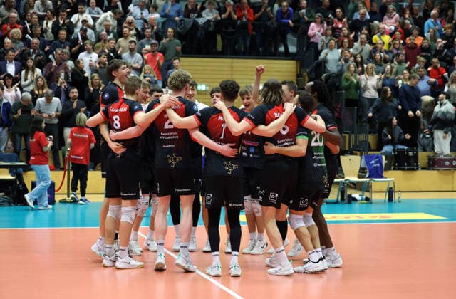 18 01 2026, Germany, Ludwigsburg, Volleyball Barock Volleys Ludwigsburg vs Baden Volleys SSC Karlsruhe, the Ludwigsburg team are delighted with their victory