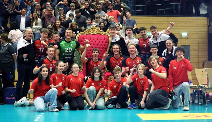 18 01 2026, Germany, Ludwigsburg, Volleyball Barock Volleys Ludwigsburg vs Baden Volleys SSC Karlsruhe, the Ludwigsburgs are happy about the victory, Jan Huber LB, on the throne as best player of the match