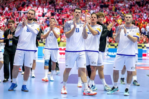 18 01 2026, Handball, Men s EHF EURO 2026, Portugal North Macedonia, Jyske Bank Boxing in Herning, Denmark, Preliminary Round Final celebration Portugal after the 29 29 against North Macedonia Luis Diogo Sousa Frade Portugal 82 Leonel Gomes Silva Fernandes Portugal 21 Rocha Nogueira Portugal 13 Antonio Antunes Baeta Rodrigues Areia Portugal 25 Rui Sousa Martins Silva Portugal 14 Denmark