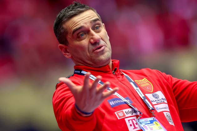 18 01 2026, Handball, Men s EHF EURO 2026, Portugal North Macedonia, Jyske Bank Boxing in Herning, Denmark, Preliminary Round Headcoach Kiril Lazarov North Macedonia hc gesticulating on the sidelines Denmark