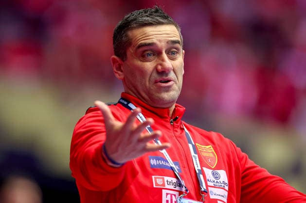 18 01 2026, Handball, Men s EHF EURO 2026, Portugal North Macedonia, Jyske Bank Boxing in Herning, Denmark, Preliminary Round Headcoach Kiril Lazarov North Macedonia hc gesticulating on the sidelines Denmark