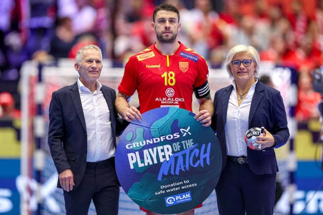 18 01 2026, Handball, Men s EHF EURO 2026, Portugal North Macedonia, Jyske Bank Boxing in Herning, Denmark, Preliminary Round Player of the Match Award Filip Kuzmanovski North Macedonia 18 Denmark