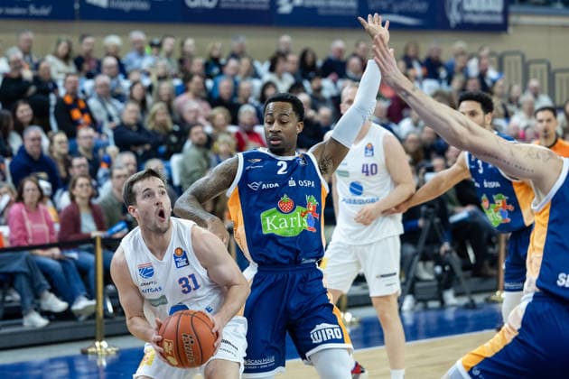 Spencer Reaves SYNTAINICS MBC, 31 vs Jordan Bowden ROSTOCK SEAWOLVES, 02 , GER, Rostock Seawolves vs SYNTAINICS MBC, easycredit BBL, Basketball, Bundesliga, Matchday 16, Season 2025 2026, 18 01 2026 GER, Rostock Seawolves vs SYNTAINICS MBC, easycredit BBL, Basketball, Bundesliga, Matchday 16, Season 2025 2026, 18 01 2026 Rostock Copyright: xEibner-Pressefoto DenverxEhrlichx EP_DEH