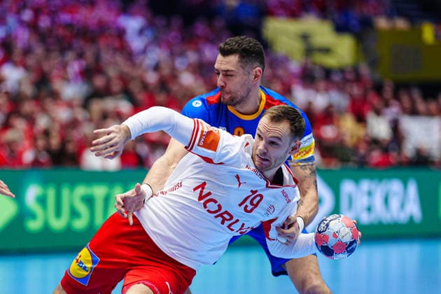 Mathias Gidsel Denmark, 19 , Robert Militaru Romania, 08 DEN, Romania vs Denmark, Handball, EHF European Championship 2026, Group B, Matchday 2, 18 01 2026 DEN, Romania vs Denmark, Handball, EHF European Championship 2026, Group B, Matchday 2, 18 01 2026 Herning Copyright: xEibner-Pressefoto MarcelxvonxFehrnx EP_MFN