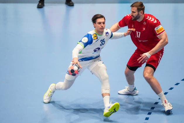 European Handball Championship, Switzerland Slovenia Baerum 20260118 Slovenia s Domen Makuc and Switzerland s Samuel Röthlisberger during the European Championship handball match between Switzerland and Slovenia in Unity arena Photo Cornelius Poppe NTB Baerum Norway EDITORIAL USE ONLY RESTRICTED USE FOR BETTING COMPANIES  Copyright: xCorneliusxPoppex xNTBx