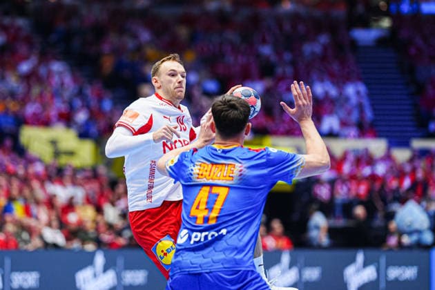 Mathias Gidsel Denmark, 19 , Andrei Buzle Romania, 47 DEN, Romania vs Denmark, Handball, EHF European Championship 2026, Group B, Matchday 2, 18 01 2026 DEN, Romania vs Denmark, Handball, EHF European Championship 2026, Group B, Matchday 2, 18 01 2026 Herning Copyright: xEibner-Pressefoto MarcelxvonxFehrnx EP_MFN