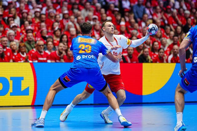 Calin Dedu Romania, 23 , Mathias Gidsel Denmark, 19 DEN, Romania vs Denmark, Handball, EHF European Championship 2026, Group B, Matchday 2, 18 01 2026 DEN, Romania vs Denmark, Handball, EHF European Championship 2026, Group B, Matchday 2, 18 01 2026 Herning Copyright: xEibner-Pressefoto MarcelxvonxFehrnx EP_MFN