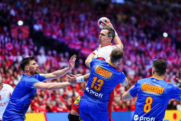 Throw Goal Rasmus Lauge Denmark, 11 , Radu Ghita Romania, 13 DEN, Romania vs Denmark, Handball, EHF European Championship 2026, Group B, Matchday 2, 18 01 2026 DEN, Romania vs Denmark, Handball, EHF European Championship 2026, Group B, Matchday 2, 18 01 2026 Herning Copyright: xEibner-Pressefoto MarcelxvonxFehrnx EP_MFN