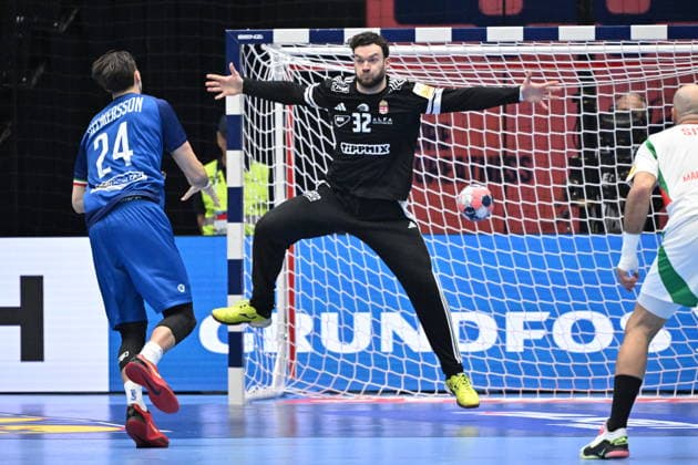 KRISTIANSTAD, SWEDEN 20260118 Italy s Mikael Helmersson scores behind Hungary s goalkeeper Kristof Palasics during the 2026 EHF European Men s Handball Championship the EHF Euro 2026 match between Italy and Hungary at Kristianstad Arena, in Kristianstad, Sweden, on January 18, 2026 KRISTIANSTAD SWEDEN x50090x  Copyright: xJohanxNilsson TTx EHF EURO 2026 ITALY-HUNGARY