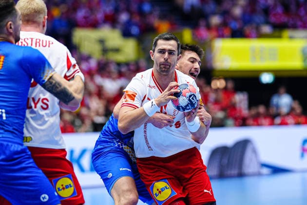 Andrei Buzle Romania, 47 , Rasmus Lauge Denmark, 11 DEN, Romania vs Denmark, Handball, EHF European Championship 2026, Group B, Matchday 2, 18 01 2026 DEN, Romania vs Denmark, Handball, EHF European Championship 2026, Group B, Matchday 2, 18 01 2026 Herning Copyright: xEibner-Pressefoto MarcelxvonxFehrnx EP_MFN