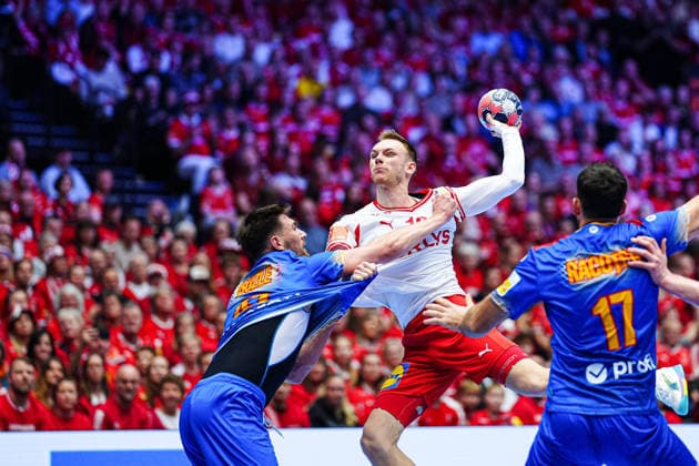 Andrei Buzle Romania, 47 , Mathias Gidsel Denmark, 19 DEN, Romania vs Denmark, Handball, EHF European Championship 2026, Group B, Matchday 2, 18 01 2026 DEN, Romania vs Denmark, Handball, EHF European Championship 2026, Group B, Matchday 2, 18 01 2026 Herning Copyright: xEibner-Pressefoto MarcelxvonxFehrnx EP_MFN