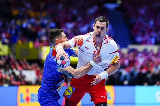 Robert Militaru Romania, 08 , Rasmus Lauge Denmark, 11 DEN, Romania vs Denmark, Handball, EHF European Championship 2026, Group B, Matchday 2, 18 01 2026 DEN, Romania vs Denmark, Handball, EHF European Championship 2026, Group B, Matchday 2, 18 01 2026 Herning Copyright: xEibner-Pressefoto MarcelxvonxFehrnx EP_MFN