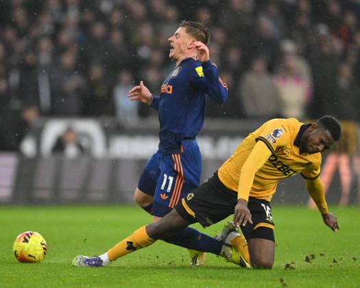 Wolverhampton Wanderers v Newcastle United - Premier League Yerson Mosquera of Wolverhampton Wanderers fouls Harvey Barnes during the Premier League match between Wolverhampton Wanderers and Newcastle United at Molineux in Wolverhampton, England, on January 18, 2026. Wolverhampton West Midlands United Kingdom  Copyright: xMIxNewsx originalFilename:fletcher-wolverha260118_npIui.jpg