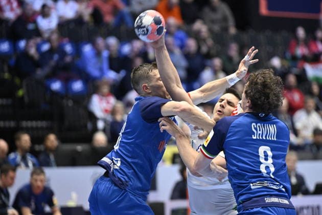 KRISTIANSTAD, SWEDEN 20260118 Hungary s Patrik Ligetvar is stopped by Italy s Marco Mengon and Giacomo Savini during the 2026 EHF European Men s Handball Championship the EHF Euro 2026 match between Italy and Hungary at Kristianstad Arena, in Kristianstad, Sweden, on January 18, 2026 KRISTIANSTAD SWEDEN x50090x  Copyright: xJohanxNilsson TTx EHF EURO 2026 ITALY-HUNGARY