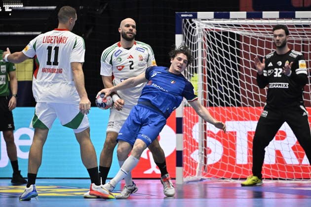 KRISTIANSTAD, SWEDEN 20260118 Italy s Gabriele Sontacchi and Hungary s Adrian Sipos in a situation during the 2026 EHF European Men s Handball Championship the EHF Euro 2026 match between Italy and Hungary at Kristianstad Arena, in Kristianstad, Sweden, on January 18, 2026 KRISTIANSTAD SWEDEN x50090x  Copyright: xJohanxNilsson TTx EHF EURO 2026 ITALY-HUNGARY