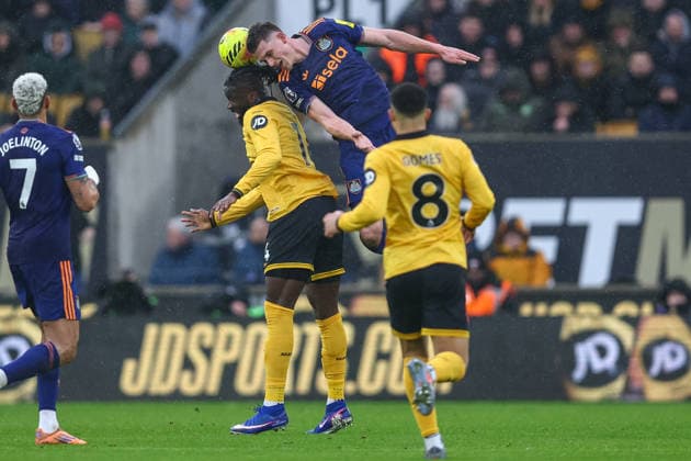 Wolverhampton Wanderers v Newcastle United - Premier League Tolu Arokodare of Wolverhampton Wanderers and Sven Botman of Newcastle United battle in the air during the Premier League match between Wolverhampton Wanderers and Newcastle United at Molineux in Wolverhampton, England, on January 18, 2026. Wolverhampton West Midlands United Kingdom  Copyright: xMIxNewsx originalFilename:fletcher-wolverha260118_nppTO.jpg