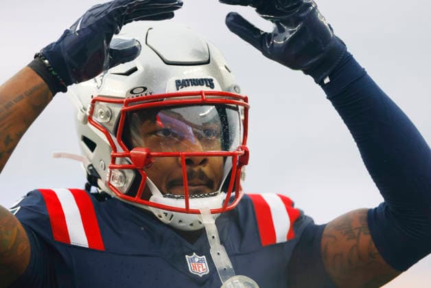 New England wide receiver Stefon Diggs (8) gets the home crowd pumped up before the start of their NFL, American Football Herren, USA Divisional round playoff game against the Houston Texans at Gillette Stadium in Foxborough, Massachusetts, on Sunday, January 18, 2026.  FOX20260118806 CJxGUNTHER