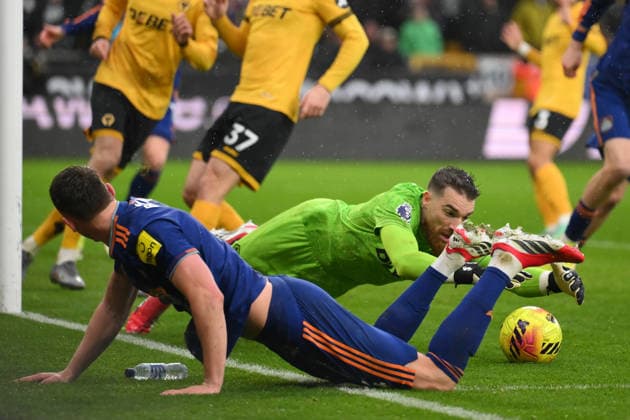 Wolverhampton Wanderers v Newcastle United - Premier League Jose Sa of Wolverhampton Wanderers dives for the ball during the Premier League match between Wolverhampton Wanderers and Newcastle United at Molineux in Wolverhampton, United Kingdom, on January 18, 2026. Wolverhampton West Midlands United Kingdom  Copyright: xMIxNewsx originalFilename:fletcher-wolverha260118_npnZY.jpg