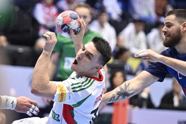 KRISTIANSTAD, SVERIGE 20260118 Hungary s Egon Hanusz and Italy s Davide Bulzamini in action during the 2026 EHF European Men s Handball Championship the EHF Euro 2026 match between Italy and Hungary at Kristianstad Arena, in Kristianstad, Sweden, on January 18, 2026 KRISTIANSTAD SVERIGE x50090x  Copyright: xJohanxNilsson TTx EHF EURO 2026 ITALY-HUNGARY