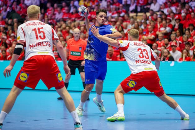 18 01 2026, Handball, Men s EHF EURO 2026, Denmark Romania, Jyske Bank Boxing in Herning, Denmark, Preliminary Round Daniel Stanciuc Romania 44 in a duel against Emil Siersbaek Bergholt Denmark 33 Denmark