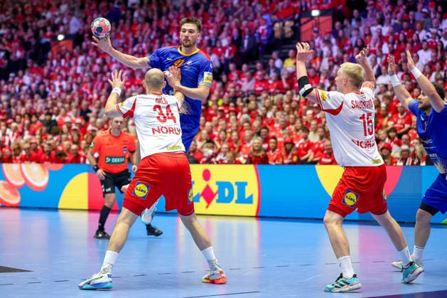 18 01 2026, Handball, Men s EHF EURO 2026, Denmark Romania, Jyske Bank Boxing in Herning, Denmark, Preliminary Round Simon Hald Jensen Denmark 34 in a duel against Iosif Andrei Buzle Romania 47 Denmark