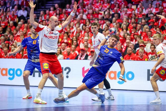 18 01 2026, Handball, Men s EHF EURO 2026, Denmark Romania, Jyske Bank Boxing in Herning, Denmark, Preliminary Round Calin Dedu Romania 23 in duel against Simon Hald Jensen Denmark 34 Denmark
