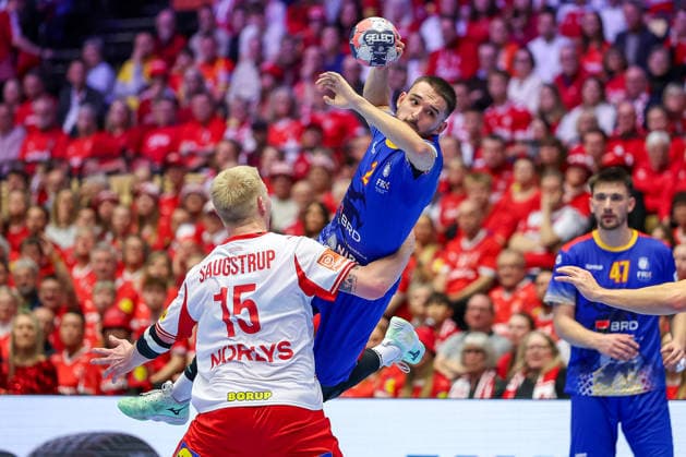 18 01 2026, Handball, Men s EHF EURO 2026, Denmark Romania, Jyske Bank Boxing in Herning, Denmark, Preliminary Round Denis Veres Romania 02 in a duel against Magnus Saugstrup Jensen Denmark 15 Denmark