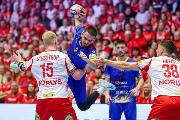18 01 2026, Handball, Men s EHF EURO 2026, Denmark Romania, Jyske Bank Boxing in Herning, Denmark, Preliminary Round Denis Veres Romania 02 in a duel against Magnus Saugstrup Jensen Denmark 15 Denmark