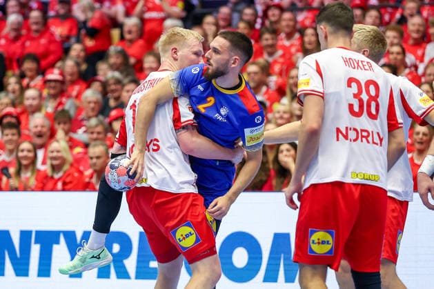 18 01 2026, Handball, Men s EHF EURO 2026, Denmark Romania, Jyske Bank Boxing in Herning, Denmark, Preliminary Round Denis Veres Romania 02 in a duel against Magnus Saugstrup Jensen Denmark 15 Denmark