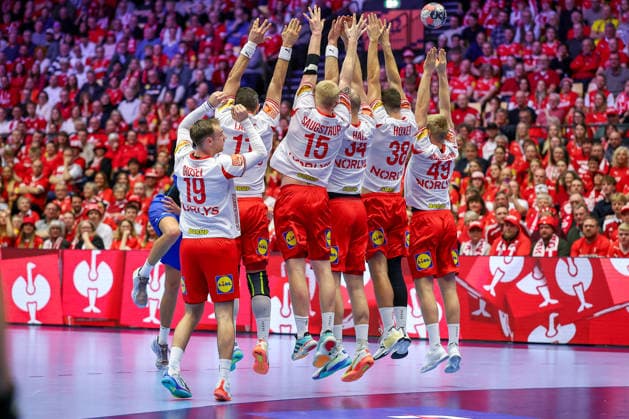 18 01 2026, Handball, Men s EHF EURO 2026, Denmark Romania, Jyske Bank Boxen in Herning, Denmark, Preliminary Round Dänemar forms a stable wall at the free throw Denmark