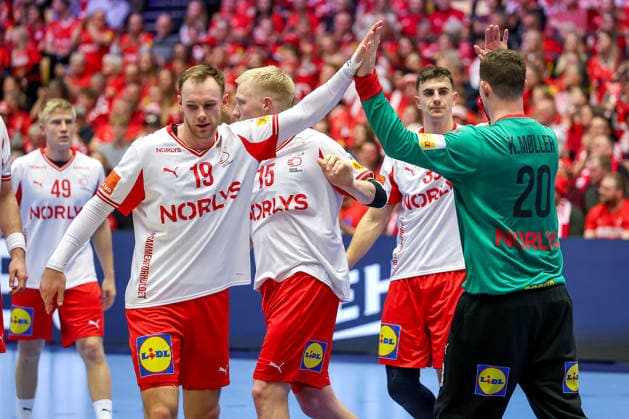 18 01 2026, Handball, Men s EHF EURO 2026, Denmark Romania, Jyske Bank Boxen in Herning, Denmark, Preliminary Round Mathias Gidsel Denmark 19 Magnus Saugstrup Jensen Denmark 15 Mads Hoxer Hangaard Denmark 38 alongside Kevin Moller Denmark 20 Denmark