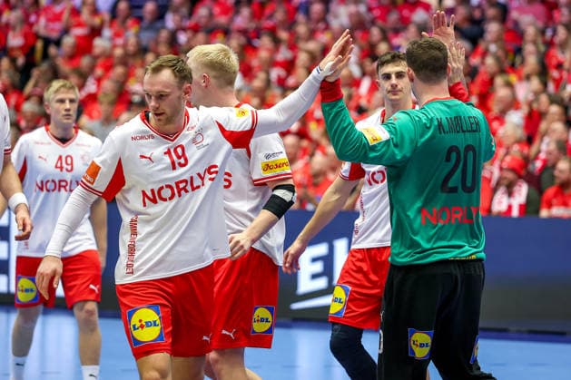 18 01 2026, Handball, Men s EHF EURO 2026, Denmark Romania, Jyske Bank Boxen in Herning, Denmark, Preliminary Round Mathias Gidsel Denmark 19 Magnus Saugstrup Jensen Denmark 15 Mads Hoxer Hangaard Denmark 38 alongside Kevin Moller Denmark 20 Denmark