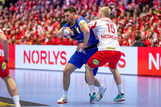 18 01 2026, Handball, Men s EHF EURO 2026, Denmark Romania, Jyske Bank Boxen in Herning, Denmark, Preliminary Round Iosif Andrei Buzle Romania 47 in a duel against Magnus Saugstrup Jensen Denmark 15 Denmark