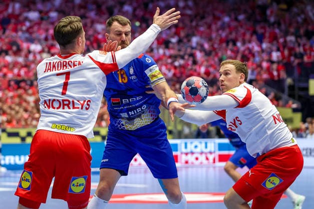 18 01 2026, Handball, Men s EHF EURO 2026, Denmark Romania, Jyske Bank Boxing in Herning, Denmark, Preliminary Round Radu Cristian Ghita Romania 13 in duel against Emil Jakobsen Denmark 07 Simon Bogetoft Pytlick Denmark 43 Denmark