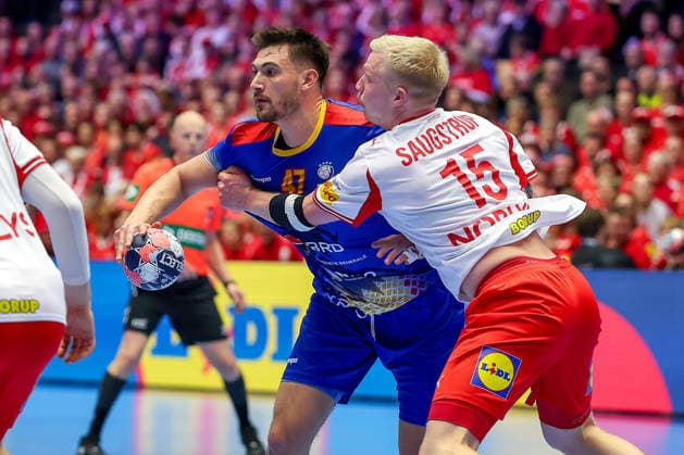 18 01 2026, Handball, Men s EHF EURO 2026, Denmark Romania, Jyske Bank Boxen in Herning, Denmark, Preliminary Round Iosif Andrei Buzle Romania 47 in a duel against Magnus Saugstrup Jensen Denmark 15 Denmark