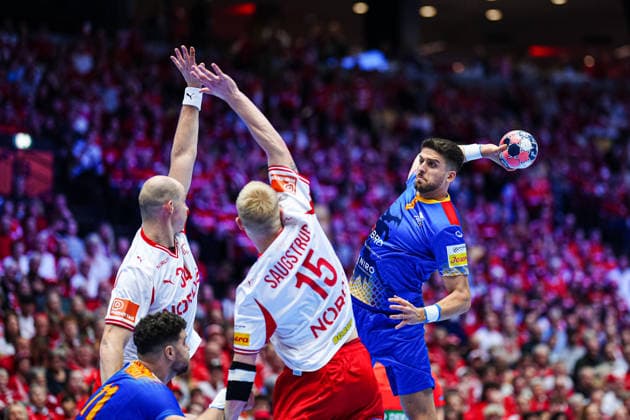 Throw Goal Tudor Botea Romania, 06 DEN, Romania vs Denmark, Handball, EHF European Championship 2026, Group B, Matchday 2, 18 01 2026 DEN, Romania vs Denmark, Handball, EHF European Championship 2026, Group B, Matchday 2, 18 01 2026 Herning Copyright: xEibner-Pressefoto MarcelxvonxFehrnx EP_MFN