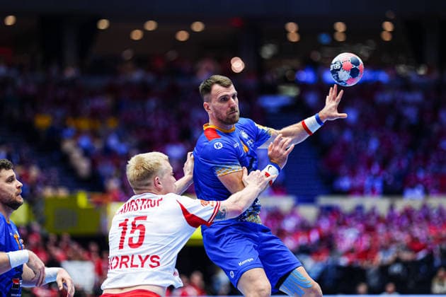 Magnus Saugstrup Denmark, 15 , Radu Ghita Romania, 13 DEN, Romania vs Denmark, Handball, EHF European Championship 2026, Group B, Matchday 2, 18 01 2026 DEN, Romania vs Denmark, Handball, EHF European Championship 2026, Group B, Matchday 2, 18 01 2026 Herning Copyright: xEibner-Pressefoto MarcelxvonxFehrnx EP_MFN