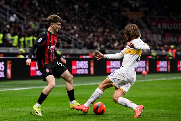 AC Milan v US Lecce - Serie A Alexis Saelemaekers of AC Milan competes for the ball with Antonino Gallo of US Lecce during the Serie A football match between AC Milan and US Lecce. Milan Italy Copyright: xNicolòxCampox