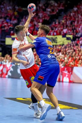 18 01 2026, Handball, Men s EHF EURO 2026, Denmark Romania, Jyske Bank Boxing in Herning, Denmark, Preliminary Round Mads Hoxer Hangaard Denmark 38 in a duel against Calin Dedu Romania 23 Denmark
