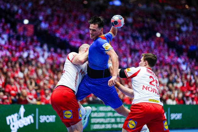 Throw Goal Daniel Stanciuc Romania, 44 DEN, Romania vs Denmark, Handball, EHF European Championship 2026, Group B, Matchday 2, 18 01 2026 DEN, Romania vs Denmark, Handball, EHF European Championship 2026, Group B, Matchday 2, 18 01 2026 Herning Copyright: xEibner-Pressefoto MarcelxvonxFehrnx EP_MFN