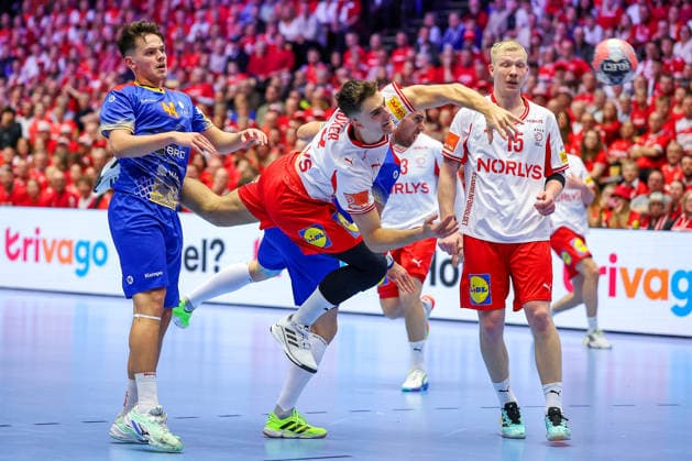 18 01 2026, Handball, Men s EHF EURO 2026, Denmark Romania, Jyske Bank Boxing in Herning, Denmark, Preliminary Round Mads Hoxer Hangaard Denmark 38 in a duel against Daniel Stanciuc Romania 44 Denmark
